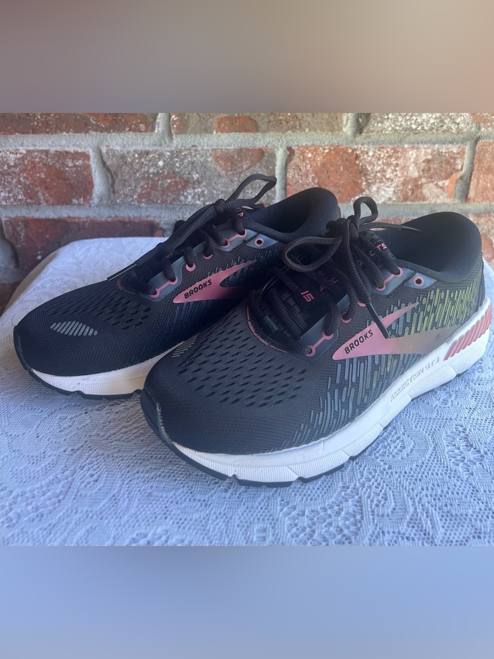Brooks Women's Addiction GTS 15 in the "Black/Ebony/Mauvewood" . Size 6.5